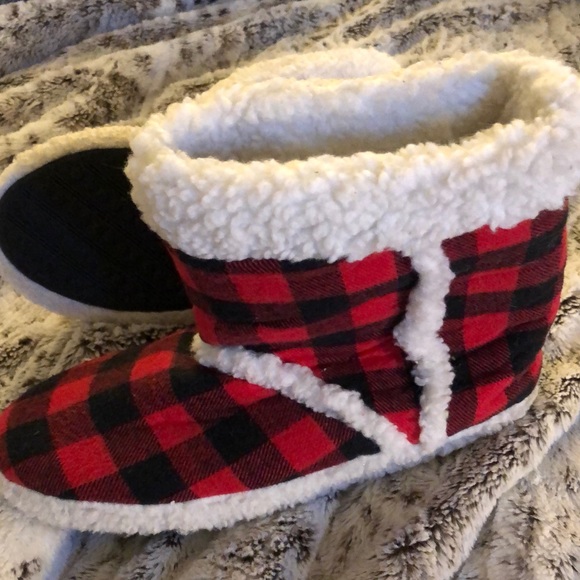 NWOT checked slipper boots with faux shearling lining -size 7 to 8 - Picture 1 of 1